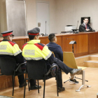 El acusado de agredir sexualmente a su hijastra en Lleida, en el juicio en la Audiencia.
