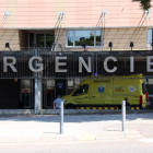 L'entrada de l'edifici d'Urgències de l'Hospital Arnau de Vilanova de Lleida en el moment de l'arribada d'una ambulància