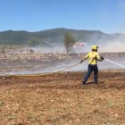 Un grup de Bombers treballa en l'extinció de l'incendi