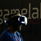 Un assistent al congrés Gamelab amb unes ulleres de realitat virtual a l'edició 2019, a l'Hospitalet.