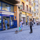 Cues en una Administració de Loteries de Tarragona en el dia de la seva reobertura.