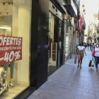 Las tiendas del centro de Reus empezaron a hacer promociones de descuentos ayer.