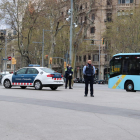 Control dels Mossos a la plaça Catalunya de Barcelona durant el primer dia laborable de l'estat d'alarma pel coronavirus.
