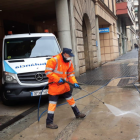 Un operari desinfecta el carrer a l'alçada d'Urgències de l'Hospital Santa Tecla