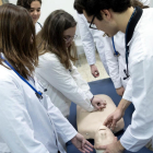 Imagen de archivo de alumnos de Medicina de la URV haciendo prácticas.