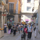 El Carrer Besalú de Figueres amb gent passant aquest dissabte