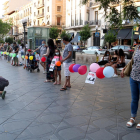 Els participants en la cadena humana celebrada a la Rambla Nova de Tarragona per denunciar que les mesures sanitàries a les escoles no són suficients