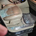 Vidres trencats a dins d'un dels cotxes que han estat objecte de robatori.