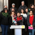 Concejales de la CUP en el Campo y el Ebro, con Oriol Olivé (la Canonja) en el centro y la diputada cupaire Natàlia Sànchez, en rueda de prensa delante del Ayuntamiento de Tarragona, en relacio a la explosión en Iqoxe.