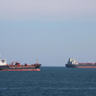 Dos barcos petroleros fondeados delante de la costa de Tarragona.