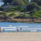 Banyistes a la platja de l'Arrabassada de Tarragona, aquest dimarts a la tarda.