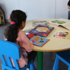 Imatge de dos nens gaudint de llibres a la nova biblioteca infantil de les urgències pediàtriques de  l'Hospital Joan XXIII.