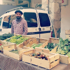 Un campesino tarraconense con puesto de fruta y verdura ecológica en el mercado de Valls.