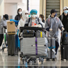 Viajeros en el aeropuerto internacional de Hong Kong.