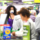 Imatge d'arxiu d'una dona a un supermercat d'Austràlia amb mascareta.