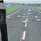 Aspecto de la pista del aeropuerto de Guayaquil llena de vehículos