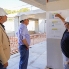 El alcalde Pau Ricomà y Josep Bargalló durante la visita de obras que el consejero|conseller hizo el verano pasado.