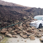 Hundimiento de un muro del castillo de les Piles a causa del temporal por los escombros, con un vehículo afectado.