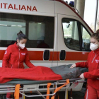 Miembros de la Cruz Roja italiana con mascarillas.