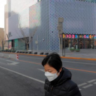 Una dona a un carrer vuit després de la cancelació de les celebracions d' Any Nou a Pekin.