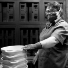 Una de les treballadores de la fàbrica de Valira, a Reus, amb guants i mascareta per prevenció.