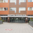 La façana de l'Hospital d'Igualada sense ningú entrant ni sortint enmig de la crisi pel coronavirus.