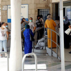 Diverses persones esperen el seu torn per sol·licitar els documents amb els quals demanar l'Ingrés Mínim Vital, el juny passat a Melilla.
