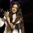 Rosalía aixecat el gramòfon daurat a millor disc llatí de rock, urbà o alternatiu durant els Grammy a Los Angeles.