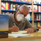 El escritor Rafel Nadal firmante libros de 'Mar d'estiu' a Barcelona.