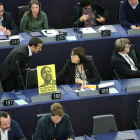 L'eurodiputada Diana Riba discuteix amb un uixer de l'Eurocambra que li demana retirar una imatge d'Oriol Junqueras al seu escó al Parlament Europeu.