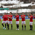 Es jugadors grana a l'inici del partit contra l'Andorra