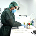 Análisis de pruebas de PCR para detectar la presencia del coronavirus en la sede de un laboratorio clinic del ICS.