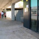Primer plano de la entrada en el centro de día en la residencia de abuelos Sant Miquel de Amposta.
