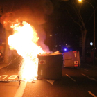Un contenedor quema en el marco de una protesta contra la retirada del acta de diputado al presidente de la Generalitat, Quim Torra.