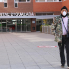 Un hombre sale con mascarilla del Hospital de Igualada