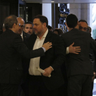 Pla americà de Quim Torra i Oriol Junqueras saludant-se amb Josep Rull i Roger Torrent abraçant-se al costat, a l'entrada del Parlament