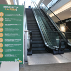 Pla obert d'un panell informatiu en un dels accessos al centre comercial La Fira de Reus