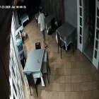 Captura de las imágenes registradas por las cámaras de vigilancia del restaurante que recogen los movimientos del presunto ladrón.