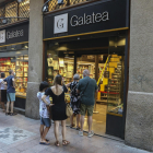 Clients hacen cola para acceder a la Librería Galatea.