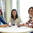 Pepi Pallarés, cuidadora; Núria Albacar, coordinadora del projecte, i Mònica Mulet, infermera del CAP Baix Ebre, mostren l'aplicació Cuidadoras Crónicos.