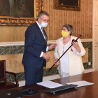 El alcalde de Tarragona, Pau Ricomà, dándole el bastón a la nueva consejera.