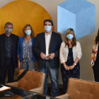 Foto de la familia después de la firma para el traspaso de la empresa gestora del Hospital Comarcal de Móra d'Ebre.