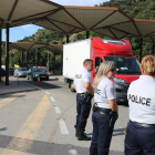 Tres policías franceses controlan el paso de vehículos por la frontera