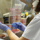 Una persona analizando pruebas de PCR en unos laboratorios.