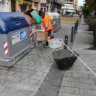 Un treballador d'FCC netejant els voltants d'un contenidor al carrer Colom de Tarragona