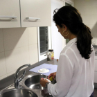 Una mujer haciendo tareas domésticas.
