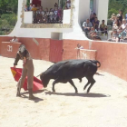 Plano general de la actuación de un torero durante uno de los espectáculos taurinos que se celebrarían ilegalmente en Alfara.