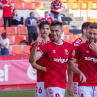 Oliva celebra un gol contra el Ebro acompañado de David Goldar.