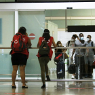 Turistes sortint de la zona d'arribades de la terminal 1 de l'aeroport de Barcelona-El Prat el 5 de juliol de 2020