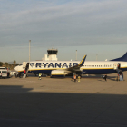 Una imagen de archivo de un avión de Ryanair que acaba de aterrizar en las pistas de Reus.